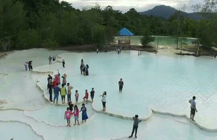 Petak-petak kolam air panas Wawolesea di Sulawesi Tenggara